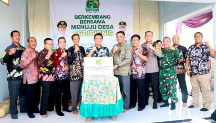 Panen Melon Bareng Petani, Bupati Bojonegoro Ajak Generasi Muda Terjun ke Pertanian
