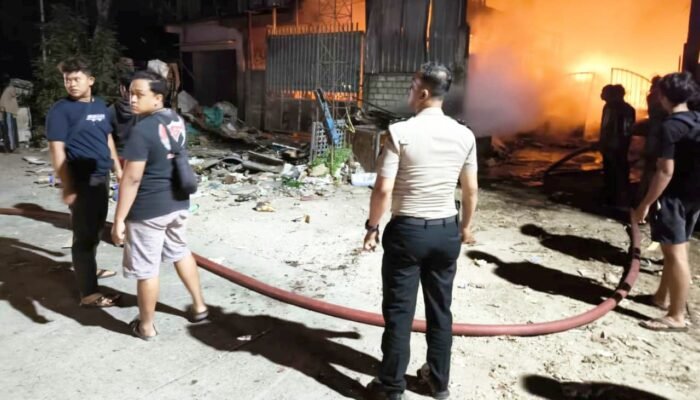 Gudang Rosokan di Lamongan Terbakar, Respon Cepat Polisi Cegah Api Meluas