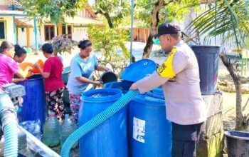 Kemarau Melanda Bojonegoro, Polsek Ngambon Kirim 16.000 Liter Air Bersih ke Desa Nglampin