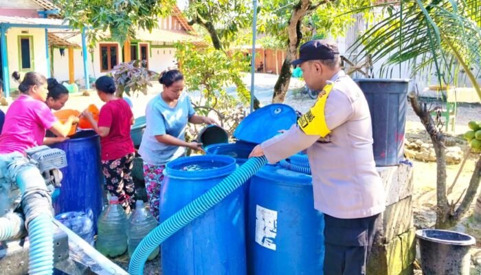 Kemarau Melanda Bojonegoro, Polsek Ngambon Kirim 16.000 Liter Air Bersih ke Desa Nglampin