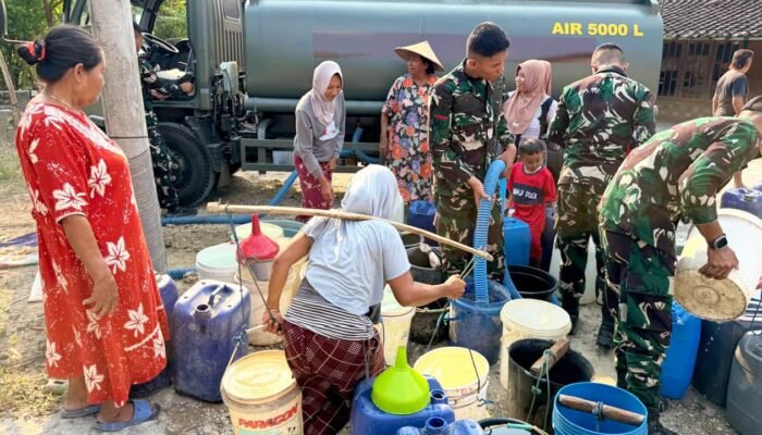 Aksi Cepat Yonif TP-885 BP, Warga Desa Bakulan Bojonegoro Dapat Bantuan Air Bersih