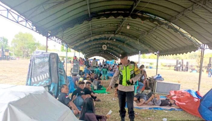 Polisi Hadir di Simpang Pasar Tambakrejo Bojonegoro, Cegah Macet dan Kecelakaan