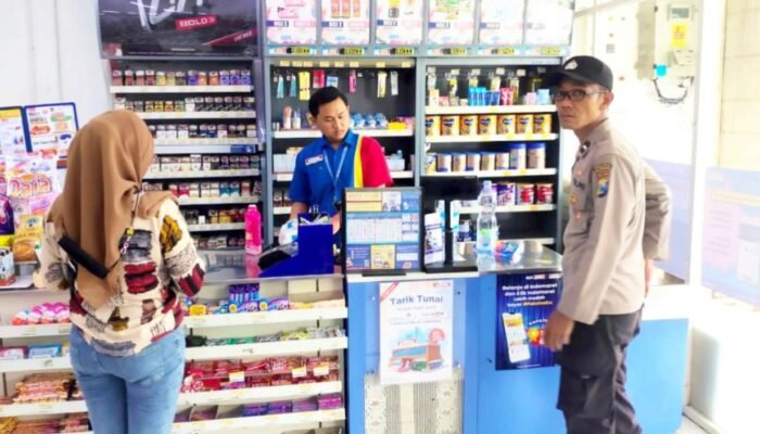 Patroli Dialogis Polsek Gondang Bojonegoro Sambangi Pertokoan, Warga Diingatkan Soal Keamanan
