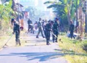 Babinsa dan Yonif TP 887 Gotong Royong Percantik Desa Lawak Lamongan