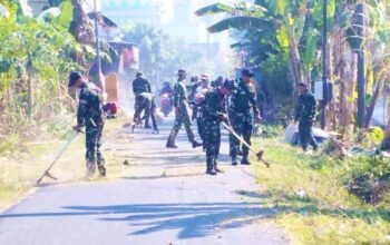 Babinsa dan Yonif TP 887 Gotong Royong Percantik Desa Lawak Lamongan