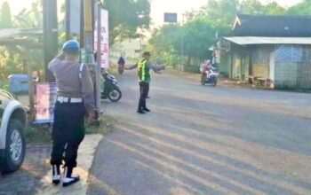 Kapolsek Malo Bojonegoro Turun ke Jalan, Bantu Warga dan Atur Lalu Lintas