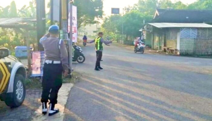 Kapolsek Malo Bojonegoro Turun ke Jalan, Bantu Warga dan Atur Lalu Lintas
