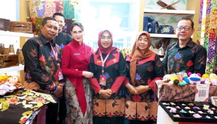 Cantika Wahono Kenalkan Produk Unggulan Bojonegoro, Perajin Makin Percaya Diri