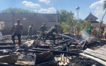 Rumah Warga Temayang Bojonegoro Terbakar, Yonif TP-885 Langsung Turun Tangan