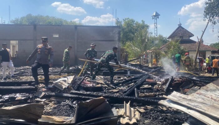 Rumah Warga Temayang Bojonegoro Terbakar, Yonif TP-885 Langsung Turun Tangan