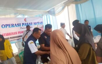 Usai Pembukaan TMMD 129 Bojonegoro, Warga Berebut Sembako Murah di Depan Gedung KDKMP Kesongo img 20260715 wa0068