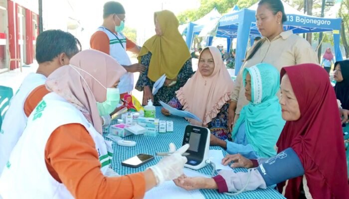 Pasar Murah dan Cek Kesehatan Gratis Jadi Magnet TMMD 129 Bojonegoro, Warga Antusias Datang Sejak Pagi