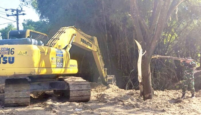 Sungai Kesongo Diperdalam, TMMD 129 Bojonegoro Cegah Hambatan Aliran Air