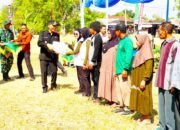 Warga Kesongo Terima Bantuan Sembako dari BPR Bojonegoro di TMMD 129