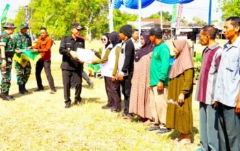 Warga Kesongo Terima Bantuan Sembako dari BPR Bojonegoro di TMMD 129