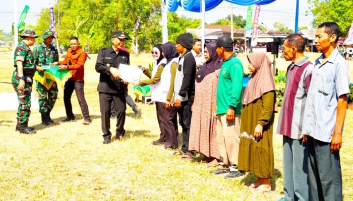 Warga Kesongo Terima Bantuan Sembako dari BPR Bojonegoro di TMMD 129