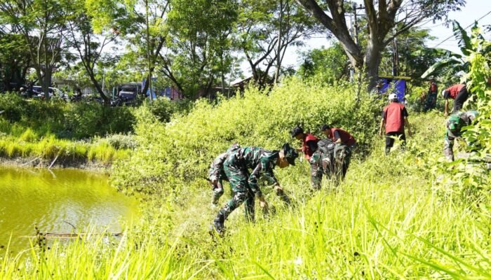 Satgas TMMD 129 Bojonegoro Gandeng Mahasiswa Unigoro Percantik Embung Kesongo