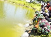 Kolaborasi TMMD Bojonegoro dan Unigoro Hidupkan Embung Kesongo dengan 11 Ribu Benih Ikan