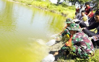 Kolaborasi TMMD Bojonegoro dan Unigoro Hidupkan Embung Kesongo dengan 11 Ribu Benih Ikan