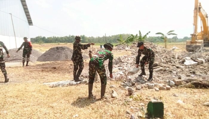 TMMD 129 Bojonegoro Kebut Pembangunan Rest Area, TNI dan Warga Bersihkan Puing Bersama