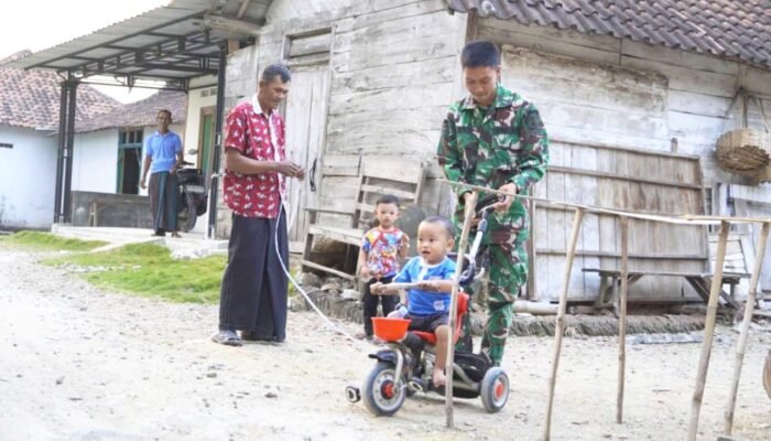 Tak Hanya Bangun Jalan, Satgas TMMD 129 Bojonegoro Bawa Keceriaan untuk Anak-anak