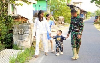 Momen Hangat Satgas TMMD Bojonegoro, Gandeng Balita Loreng Curi Perhatian img 20260720 wa0016