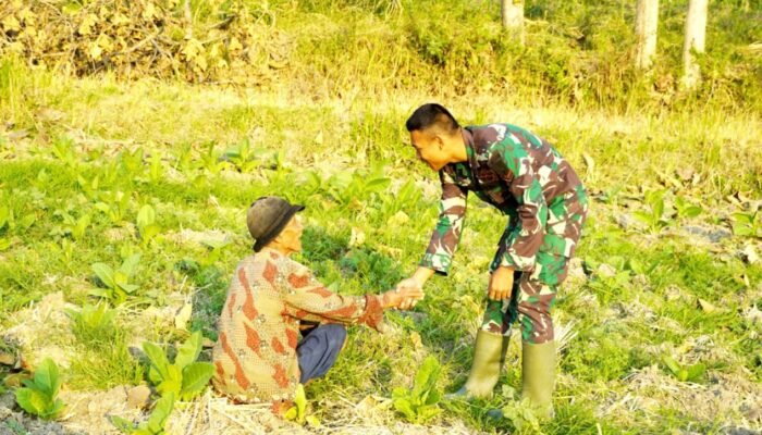 Bukan Hanya Bangun Jalan, Satgas TMMD 129 Bojonegoro Bangun Kedekatan dengan Warga