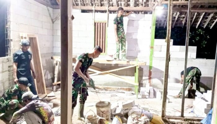Lampu Menyala Semangat Tak Padam, Satgas TMMD 129 Bojonegoro Kerja Hingga Larut Malam