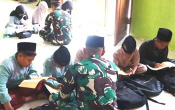 Aksi Humanis Satgas TMMD 129 Bojonegoro, Dampingi Anak-anak Mengaji di Dusun Krebet