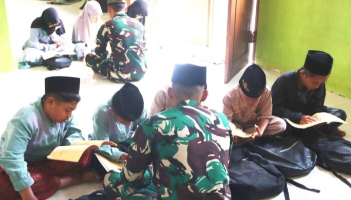 Aksi Humanis Satgas TMMD 129 Bojonegoro, Dampingi Anak-anak Mengaji di Dusun Krebet