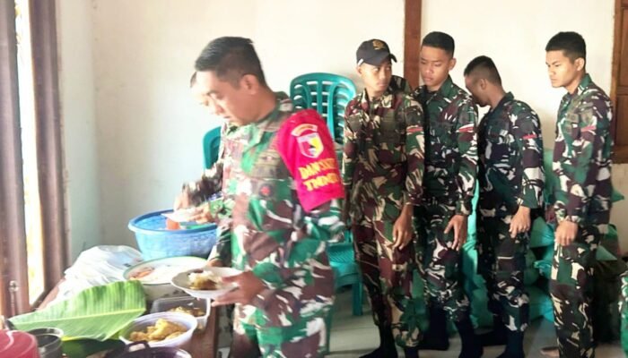 Momen Penuh Keakraban, Satgas TMMD 129 Bojonegoro Makan Pagi Bersama Warga