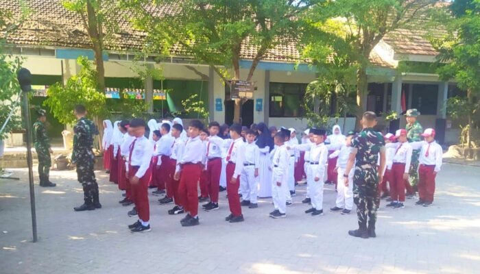 Jelang HUT RI, Satgas TMMD 129 Bojonegoro Latih PBB Siswa SD Kesongo 1