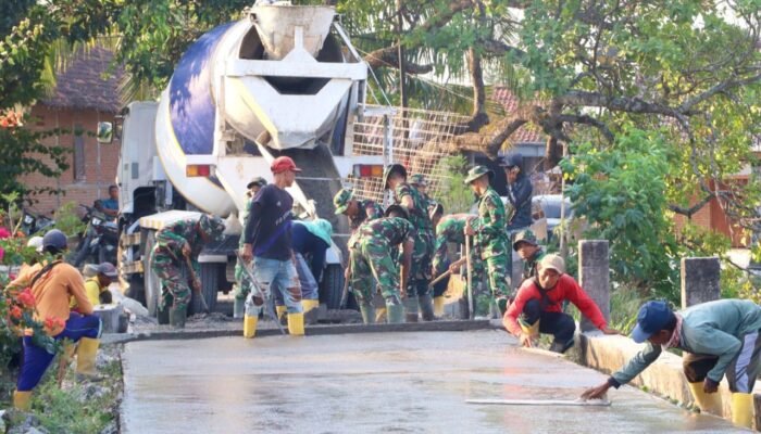 Dikejar Target, Jalan Cor TMMD 129 Bojonegoro di Kedungpandan Terus Dikebut