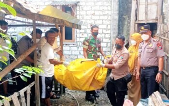 Respon Cepat Polisi Lamongan, Kapolsek Modo Bantu Evakuasi Jenazah Warga