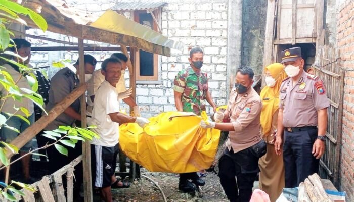 Respon Cepat Polisi Lamongan, Kapolsek Modo Bantu Evakuasi Jenazah Warga