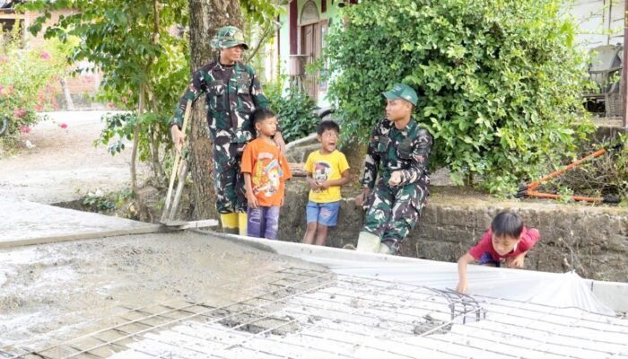 Anak-anak Kesongo Jadi Penyemangat Satgas TMMD 129 Bojonegoro Saat Bangun Jalan Beton