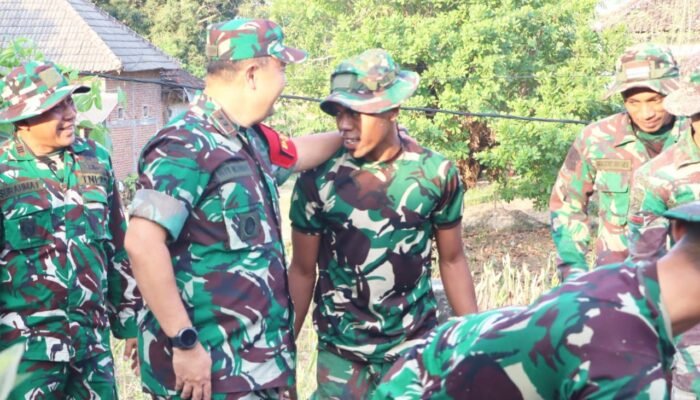 Turun ke Lapangan, Dansatgas TMMD 129 Bojonegoro Kobarkan Semangat Personel di Kesongo
