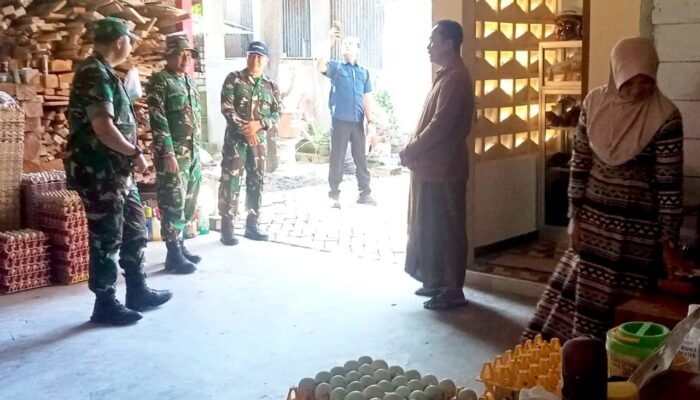 Kunjungi UMKM Telur Asin Pak Babhin, Dansatgas TMMD Bojonegoro Beri Semangat Pelaku Usaha