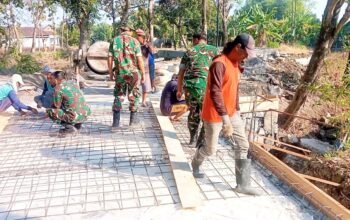 TNI dan Warga Lamongan Kompak Bangun Jembatan, Akses Desa Makin Lancar