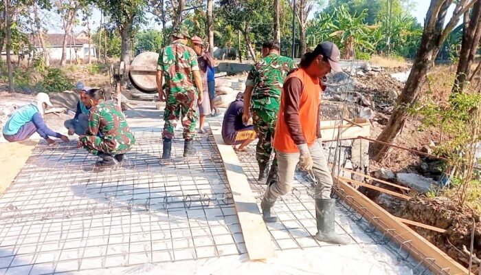 TNI dan Warga Lamongan Kompak Bangun Jembatan, Akses Desa Makin Lancar
