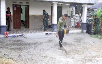 Menginap di Rumah Warga, Satgas TMMD Bojonegoro Rutin Bersihkan Lingkungan