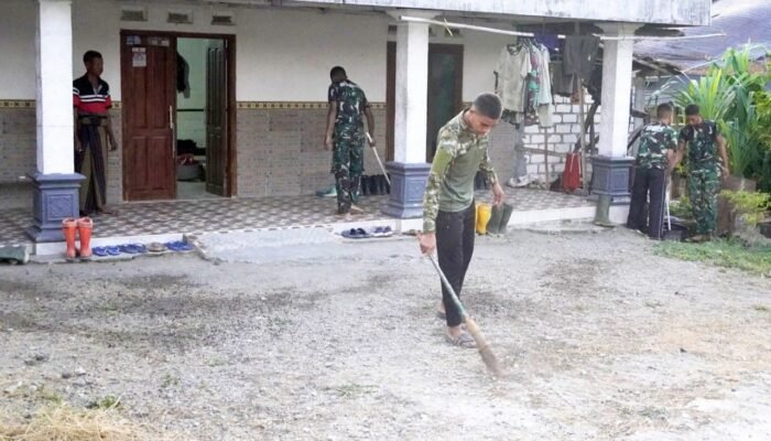 Menginap di Rumah Warga, Satgas TMMD Bojonegoro Rutin Bersihkan Lingkungan