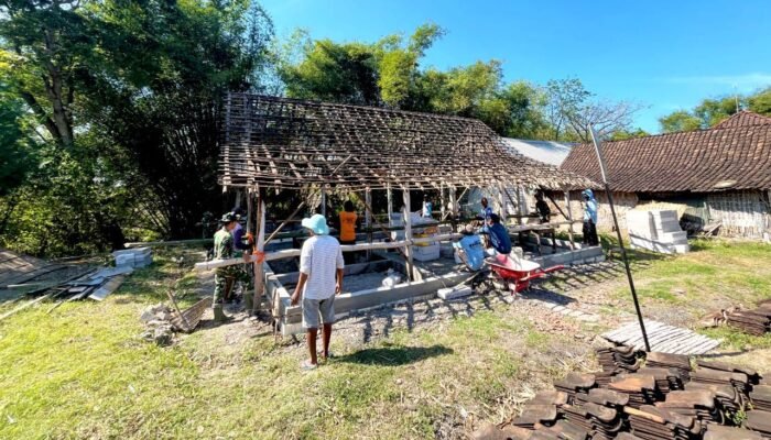 Satgas TMMD Bojonegoro dan Warga Bersatu Bangun Harapan Baru untuk Mbah Kardo
