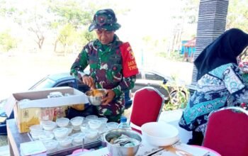 Belajar Membuat Donat, Komandan Satgas TMMD Bojonegoro Semakin Dekat dengan Warga