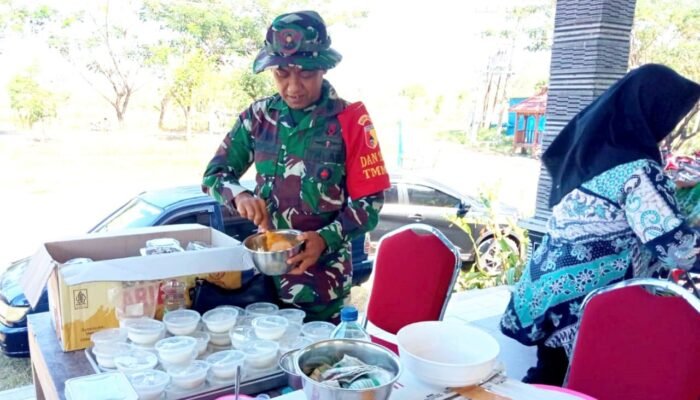 Belajar Membuat Donat, Komandan Satgas TMMD Bojonegoro Semakin Dekat dengan Warga