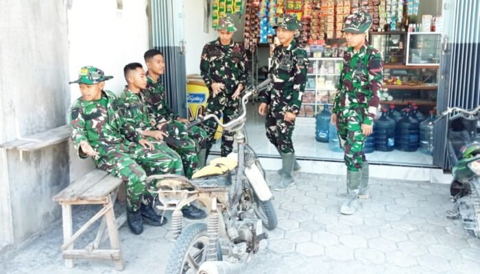 Satgas TMMD Bojonegoro Ramai-ramai Singgah di Warung Bu Yanti, Ada Cerita Hangat