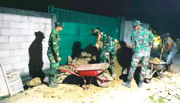 Salut, Satgas TMMD Bojonegoro Kerja Hingga Malam Demi Rumah Layak Huni