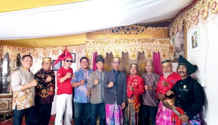 Momen Hangat Putra Mahkota Gowa Beri Restu Pengantin Baru