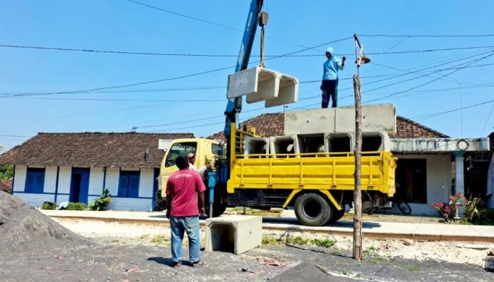 Kejar Target TMMD Bojonegoro, Material U Ditch Berdatangan ke Desa Kesongo