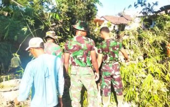 Satgas TMMD 129 Bojonegoro Tebang Bambu Liar Demi Selamatkan Aliran Sungai